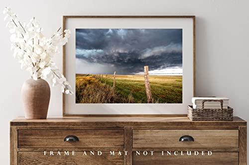 Снимка на буря, Принт (без рамка), Изображението на гръмотевична буря, през оградата от бодлива тел в един пролетен ден, в Тексас, Стенно изкуство, в стил Кънтри, Инте?