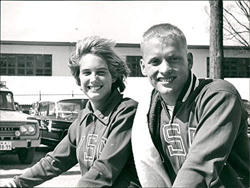 Реколта снимка американската пловчихи Шарън Стаудер и Дона Шолландера.