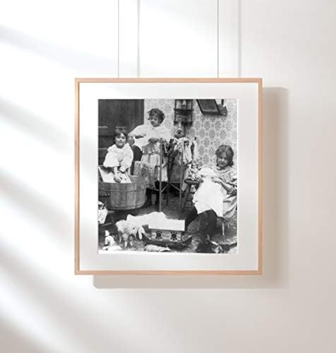 БЕЗКРАЙНИ СНИМКИ 1897 Снимка на Деня измиване 3 Момичета Играят пране.