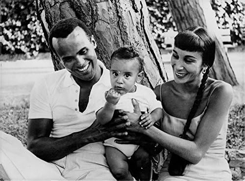 Реколта снимка Харолд Джордж Хари Белланфанти-младши с жена си и детето.