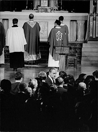 Реколта картина на хората, събрали се в църквата за погребение на Робърт Франсис Боби Кенеди.